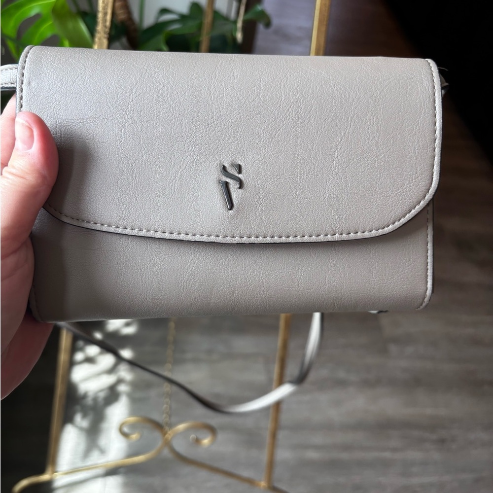 Simply Vera Sleek Neutral Crossbody Bag in Light Taupe